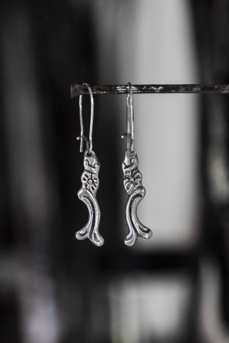 Earrings in silver with flower.