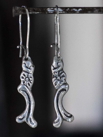 Earrings in silver with flower.