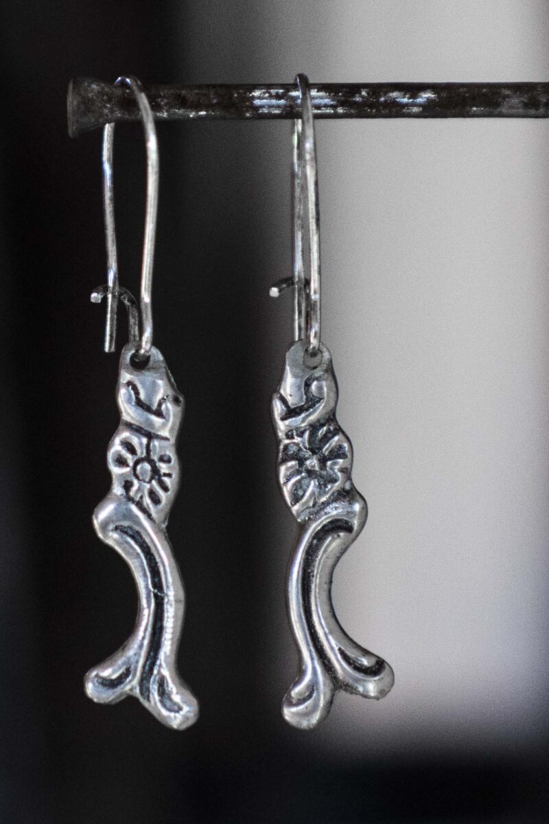 Earrings in silver with flower.