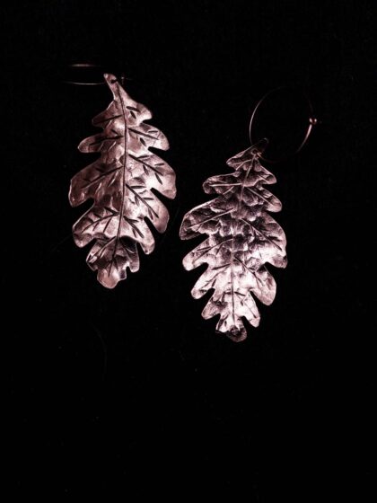 Two oakleaf earrings.