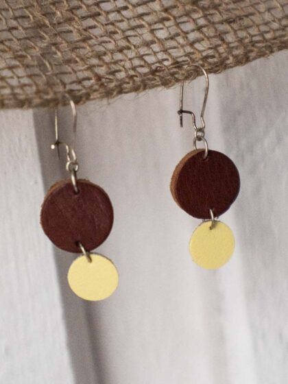 Earrings in yellow and brown leather.