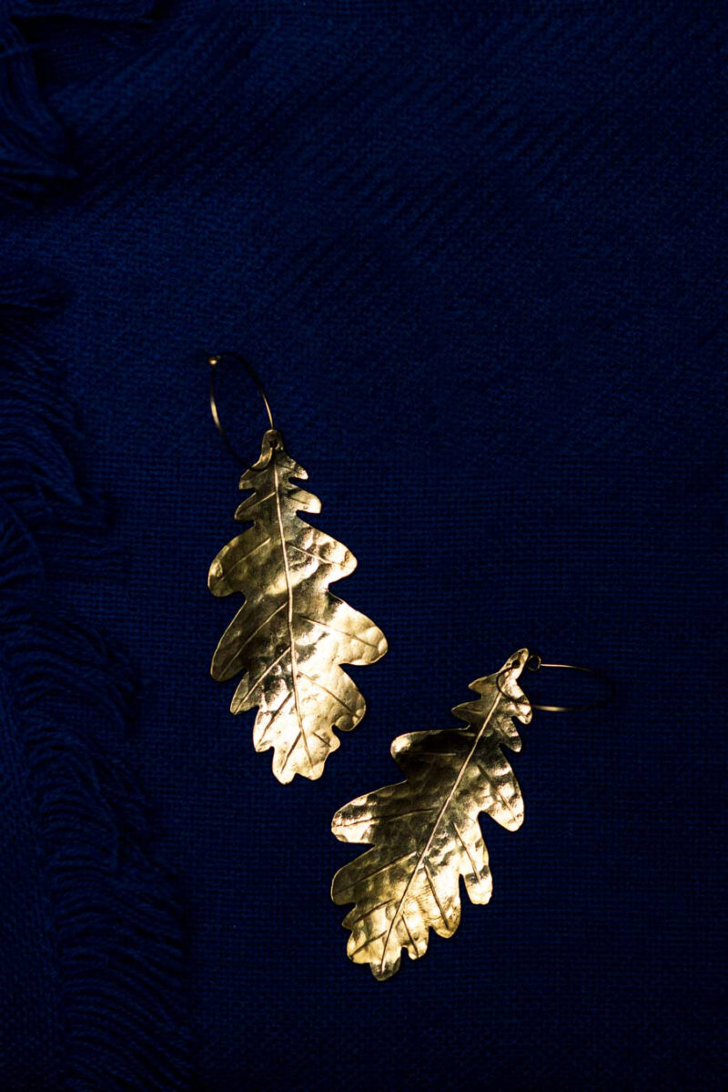 Oak Leaf Earrings "Skogsek" – Brass - Image 3